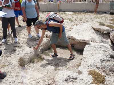 Qui gli archeologi si accorgono subito della presenza di numerose tombe preistoriche disseminate sulla superficie della costa...